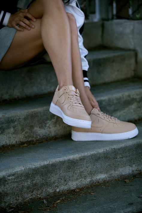 Nice Legs in #af1 #sneakers #streetstyle                                                                                                                                                                                 Mais Nude Sneakers, Reflective Shoes, Trend Clothes, Streetstyle Outfit, Sneaker Magazine, Outfits Streetwear, Skate Wear, Nike Free Shoes, Nike Shoes Outlet