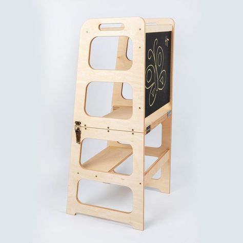 Use the wooden learning tower to let the child personally participate in daily life, learn daily life skills, cultivate the independence of the child! Blackboard Kitchen, Weaning Table, Toddler Tower, Helper Tower, Toddler Step Stool, Toddler Kitchen, Kitchen Step Stool, Montessori Furniture, Learning Tower