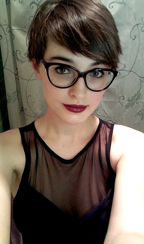 Bangs And Glasses, Short Wavy Pixie, Longer Pixie Haircut, Long Pixie Hairstyles, Popular Short Hairstyles, Hairstyles With Glasses, Short Hair Pixie Cuts, Haircut For Older Women, Short Pixie Cut