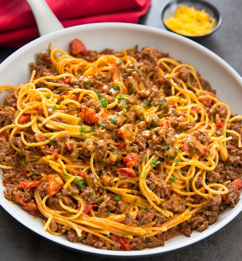 This taco spaghetti couldn’t be any easier. Everything is prepared in one pot for very little clean-up and your meal is ready in about 30 minutes. Growing up, I always looked forward to taco night. My mom would buy the taco seasoning packet to cook with ground beef and set up all the other ingredients … Taco Spaghetti Recipe, Healthy Taco, Taco Spaghetti, Cooking With Ground Beef, Princess Pinky Girl, Pinky Girl, Diner Recept, Spaghetti Recipe, One Pot Dinner