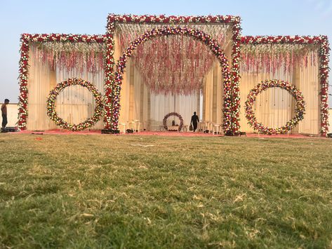 Engagement Entry Gate Decoration, Marriage Lawn Design, Marriage Entry Gate Decoration, Entry Gate Decoration Wedding, Wedding Gate Entrance, Entry Gate Decoration, Diy Wedding Arch Flowers, Shadi Ideas, Event Entrance Design