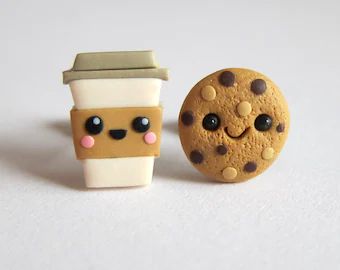 Cup Polymer Clay, Coffee Earrings, Polymer Clay Kunst, Earrings Coffee, Fimo Kawaii, Miniature Coffee, Diy Fimo, Coffee Earring, Polymer Clay Kawaii