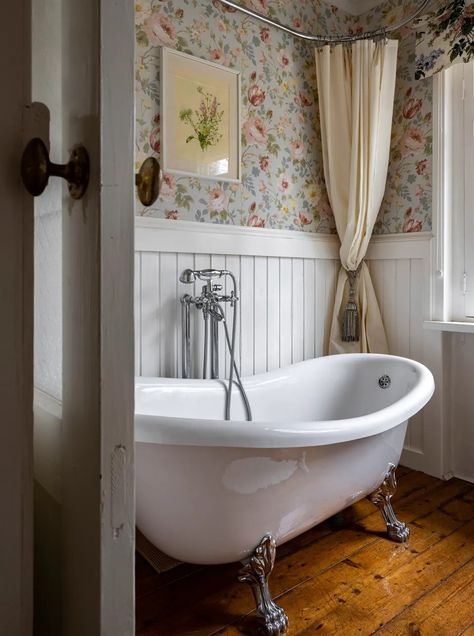 Baños Shabby Chic, Pretty Bathrooms, Cottage Bathroom, Vintage Bathrooms, Cottage Interiors, Upstairs Bathrooms, Bathroom Wallpaper, Vintage Bathroom, House Bathroom