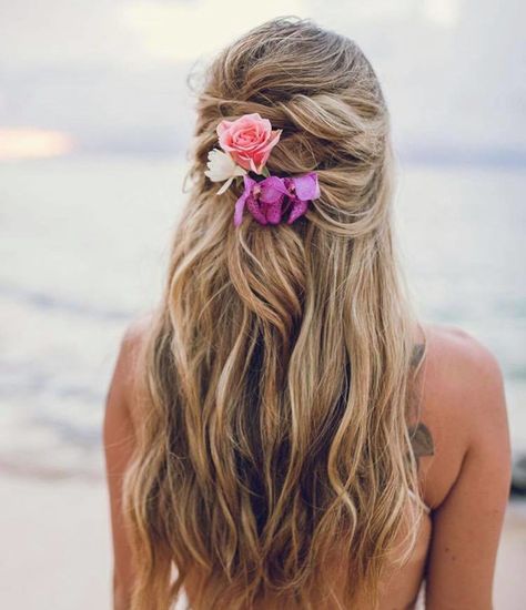 Beachy Wedding Hair, Hawaii Hairstyle, Beach Bridal Hair, Wedding Pictures Beach, Hawaii Hair, Aloha Wedding, Boho Bridal Hair, Wedding Glam, Beachy Wedding