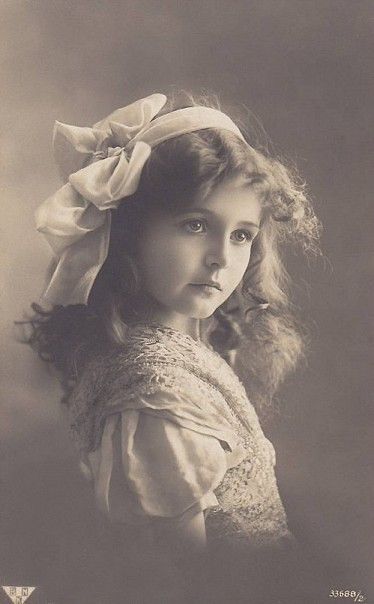 Long Hair Portrait, Vintage Foto's, Vintage Children Photos, Hair Portrait, Vintage Girl, Girl Vintage, Fancy Hats, Diy Photography, Photo Postcard