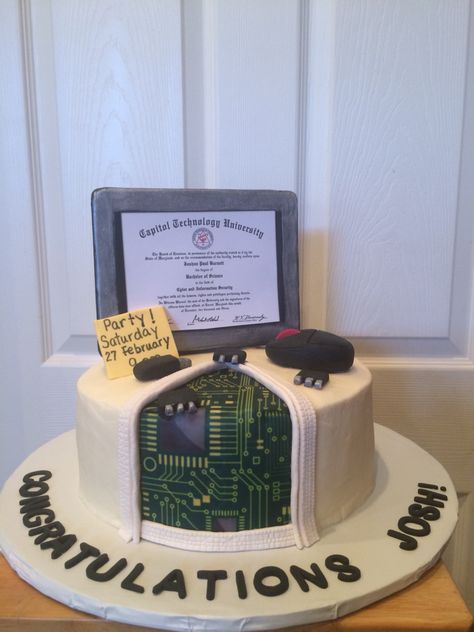 Computer Science Graduation Cake. Red velvet cake with cream cheese frosting.  Decorations are made of fondant and motherboard is edible paper. Computer Science Cake Ideas, Cake Computer, Computer Cake, Graduation Cake Ideas, Science Cake, Science Party Decorations, Cake Templates, Edible Paper, Cake Central