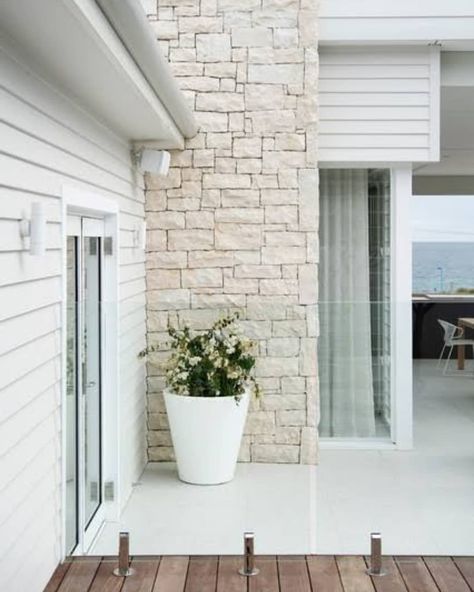 Love this exterior combo! 👌 Coastal Facade, Stone Cladding Exterior, Hamptons House Exterior, Limestone Cladding, Farm Building, Coastal Exterior, Facade Ideas, Weatherboard House, Beach Style Decorating