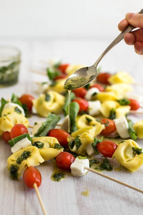 Caprese Tortellini Skewers are SO good. Caprese Tortellini, Spinach And Ricotta Tortellini, Tortellini Skewers, Pasta Salad With Tortellini, Italian Dinner Party, Vegan Kids Recipes, Italian Appetizers, Packed Lunch, Picnic Ideas