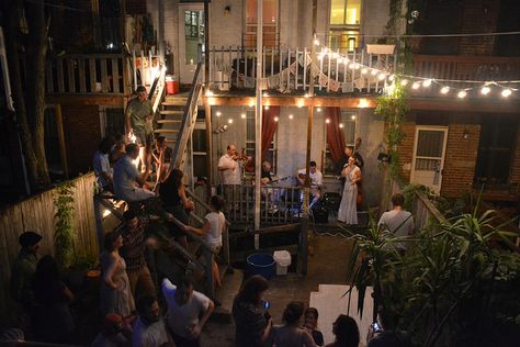 Backyard Concert Party, Backyard Concert Aesthetic, Backyard Concert Ideas, Backyard House Party, House Concert Aesthetic, Basement Concert, Backyard Concert, Intimate Concert, Party Ambiance