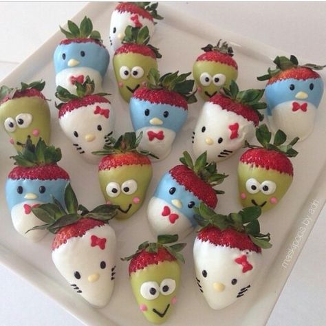 Hello Kitty Dipped Strawberries, Sanrio Chocolate Covered Strawberries, Sanrio Birthday Treats, Hello Kitty Party Snacks, Cute Things To Bake With Friends, Hello Kitty Food Recipes, Hello Kitty Cafe Food, Sanrio Party Food, Hello Kitty Birthday Food