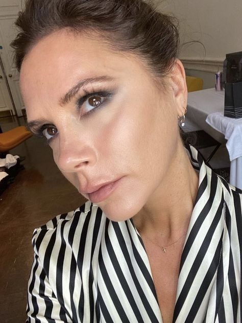 8 Products That Victoria Beckham Actually Keeps in Her Makeup Bag Victoria Beckham Makeup, Makeup 90s, Victoria Beckham Beauty, Lips Essentials, Makeup Eyebrows, Lisa Eldridge, Victoria Beckham Style, Her Makeup, Lash Mascara