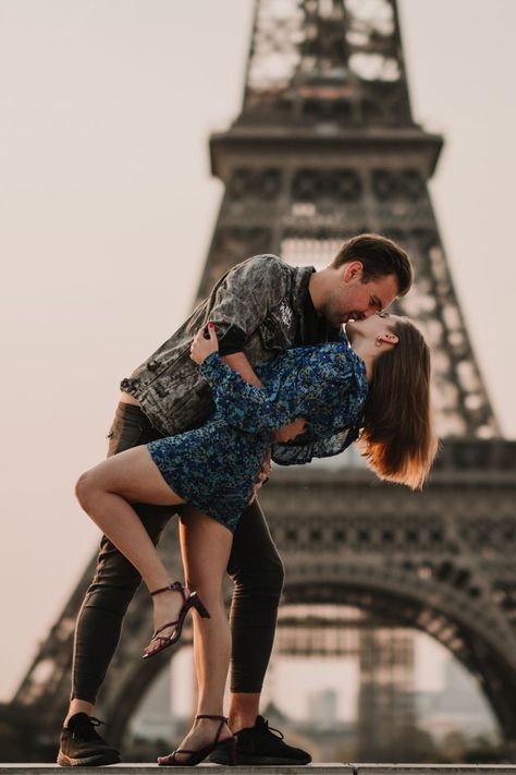 Eiffel Tower Engagement, Paris Couple Pictures, Sunrise Couple, Photoshoot Paris, Prenuptial Photoshoot, Paris Engagement Photos, Paris Engagement, Eiffel Tower Photography, Paris Travel Photography