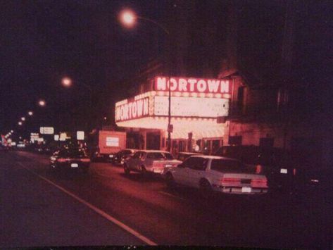 Tom's Diner, Car Spotting, Chicago Aesthetic, Michael Murphy, 80s Photos, 80s Neon, Movie Theaters, 80s Aesthetic, Taxi Driver