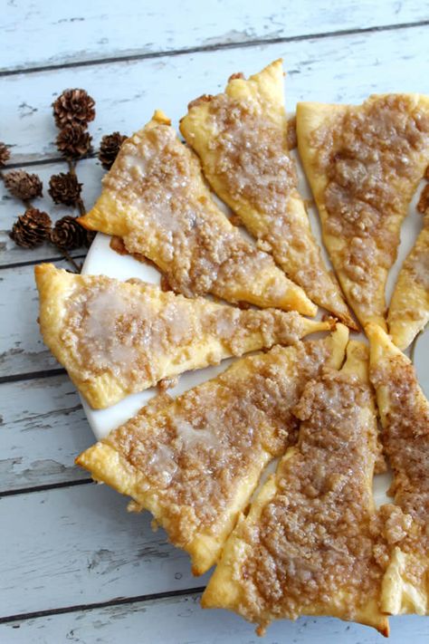 Weight Watchers Cinnamon Sugar Pizza - BEST WW Recipe - Breakfast - Treat - Snack with Smart Points Cinnamon Sugar Pizza, Weight Watcher Pizza Recipe, Weight Watchers Pizza, Ww Recipe, Weight Watchers Recipes Desserts, Weight Watchers Snacks, Ww Desserts, Recipe Breakfast, Weight Watchers Desserts