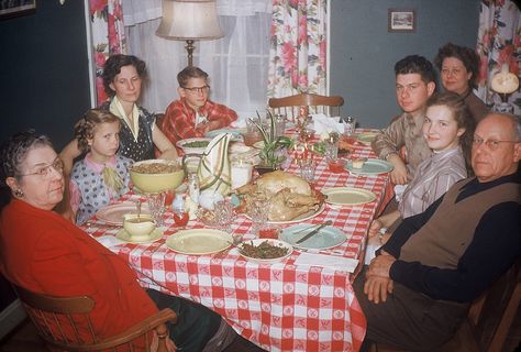 Kodachrome- Thanksgiving 1950s... http://www.pinterest.com/pin/7318418120298857/ 1950s Thanksgiving, Vintage Family Pictures, Retro Thanksgiving, Vintage Blog, Vintage Thanksgiving, Thanksgiving Table Settings, Thanksgiving Celebration, Family Illustration, Thanksgiving Feast