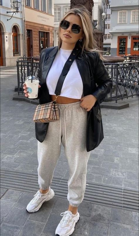 Jogging Outfit Summer, Jogging Outfit, Nike Looks, Fall Wear, Fashion Joggers, Cute Everyday Outfits, Blazer Outfits, Petite Fashion, Fall Winter Outfits