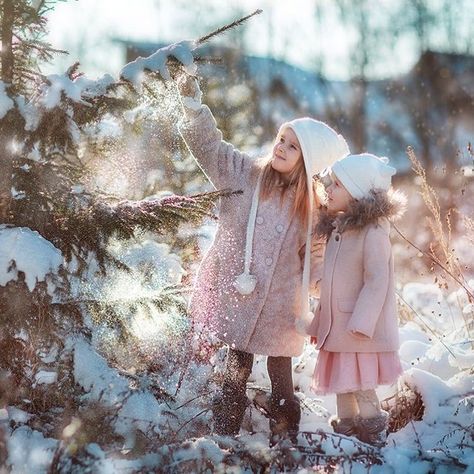 Snow Family Pictures, Christmas Shooting, Sibling Photography Poses, Halloween Costumes Brunette, Family Photo Outfits Winter, 2nd Birthday Photos, Snow Wedding, The Age Of Innocence, Winter Portraits