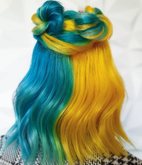 𝐿𝓊𝒸𝓎🌻 on Instagram: “TB 🌈 oh hey Cutie 🍭@celebluxury Split hair using teal #colorwash Silver and Yellow #colorwash 🌻 Space buns for extra cute points ✨…” Hey Cutie, Yellow Hair Color, Half And Half Hair, Pink Ombre Hair, Split Dyed Hair, Medium Hair Color, Colourful Hair, Teal Hair, Space Buns