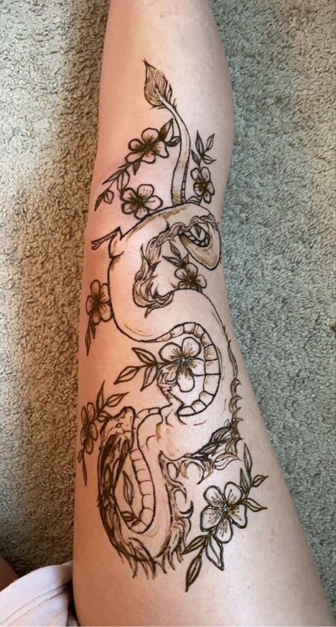 Henna Calf Designs, Leg Drawings Tattoo Easy, Henna Thigh Designs Easy, Henna Dragon Designs, Henna On Legs Design, Henna Leg Tattoo Designs, Henna Ideas Leg, Henna Designs Dragon, Leg Drawings On Leg