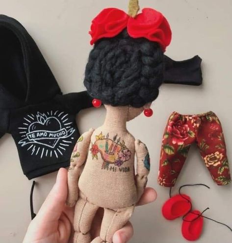 Freida Kahlo, Mexican Folk Art Decor, Dolls Handmade Diy, Frida Art, Soft Sculpture Dolls, Mexican Designs, Halloween Doll, Diy Sewing Pattern