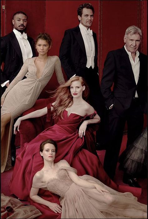 Glam Family Photoshoot, Annie Leibovitz Photos, Annie Leibovitz Photography, Wedding Group Photos, Plant Styling, Family Photoshoot Poses, Group Photography Poses, Family Portrait Poses, Glam Photoshoot