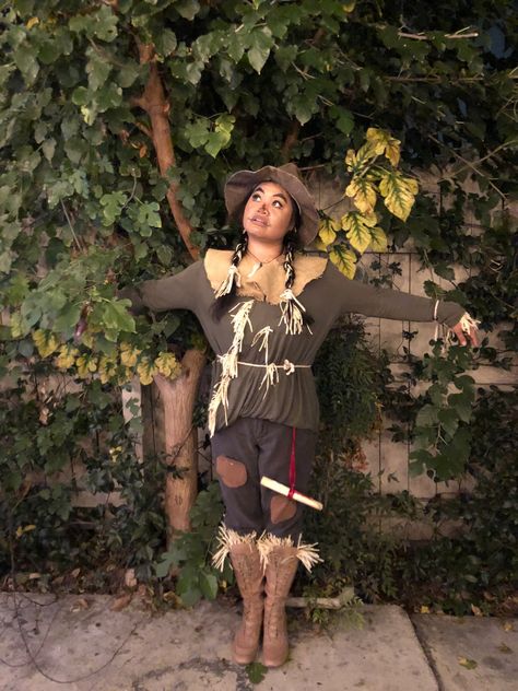 Cool Scarecrow Costume, Scarecrow Wizard Of Oz Costume Female, Wizard Of Oz Ozians, Scarecrow Inspired Outfit, Scarecrow Costume Wizard Of Oz Women, Scarecrow Costume Aesthetic, Scarecrow Wizard Of Oz Costume Women, Wizard Of Oz Scarecrow Costume Women, Wizard Of Oz Costume Ideas Scarecrow