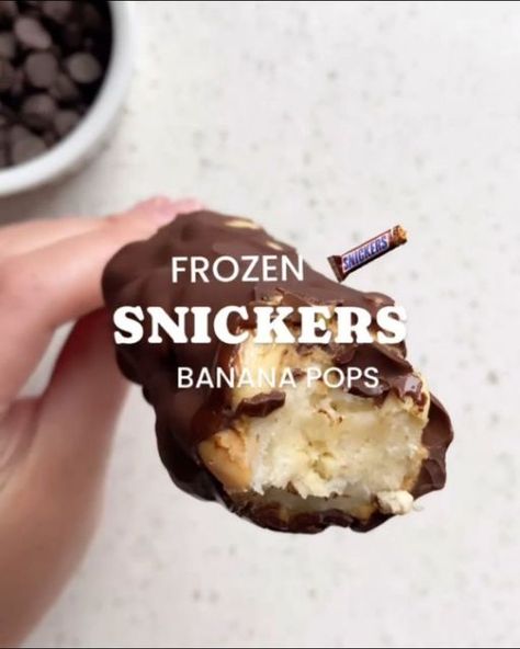 @vegan.challenge.club on Instagram: ""GET The Complete Plant Based Cookbook - Over 200+ Delicious Vegan Recipes Including 30-day Meal Plans" =>> LINK IN BIO 🔗 @vegan.challenge.club

1️⃣ or 2️⃣? Which #recipe would you try?👇

By @Basicswithbails

1️⃣ Frozen Snickers Banana Pops 🍌🍫 (Vegan & Gluten Free)

Name a better combo than chocolate + peanut butter + banana, I dare you. All my favourite things on one popsicle stick, my life is complete.

These are so easy and quick to make, and 100% satisfy a sweet tooth!!

INGREDIENTS -
2 bananas
Peanut butter (I used crunchy salted caramel @eatfatso from @naturesfaremarkets )
Peanuts
Approx 1/4-1/3 cup chocolate chips (can use vegan chocolate chips like @enjoylifefoods if desired)
1 tsp coconut oil

DIRECTIONS -
1) Line a baking tray or plate wit Snickers Banana, Broccoli Mum, Vegan Chocolate Chips, Banana Pops, Eat On A Budget, Candy Board, Vegan Challenge, Family Dishes, Dinner For One