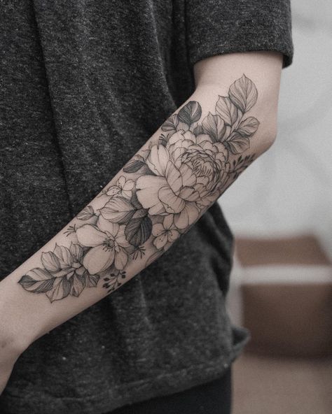 Floral Forearm Tattoo, Men Flower Tattoo, Floral Arm Tattoo, Bird Tattoo Men, Dragon Tattoos For Men, Basic Tattoos, Rose Tattoos For Men, Palm Tattoos, Beautiful Flower Tattoos