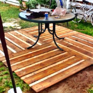 Pallet deck- I have made one of these I want to add to it and paint it. Camper Site Ideas, Deck For Rv, Permanent Camper Site Ideas, Campsite Decorating, Pallet Deck, Deck Design Ideas, Pallet Patio, Pallet Creations, Pallet Crafts