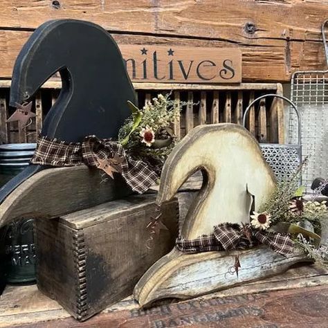 GatheringsMCBW - Etsy Primitive Bee Decor, Wooden Witches Hat, Broom Parking, Primitive Lamps, Primitive Halloween Decor, Rustic Halloween Decor, Hanging Witch, Fall Wood Crafts, Halloween Mantle