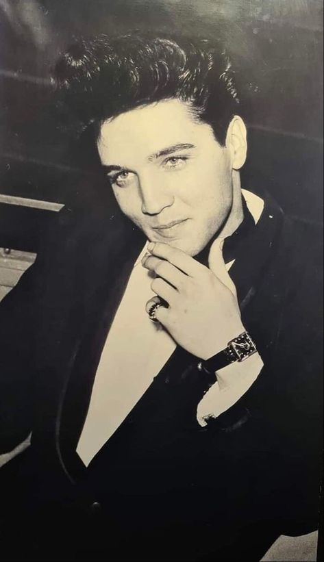 Elvis Presley Posters, Elvis Presley Wallpaper, Elvis Wallpaper, Graceland Elvis, Elvis Presley Movies, King Elvis Presley, Suspicious Minds, Elvis Presley Images, Young Elvis