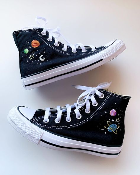 Converse Shoe Painting Ideas, Embroidering Converse, Paint On Converse, Custom Converse Ideas, Space Converse, Gemma Core, Paint Converse, Converse Painting, Drawing On Shoes