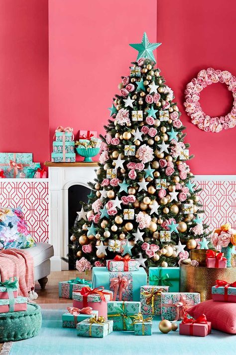 Christmas Tree Colour Scheme, Christmas Toppers, Christmas Tree Decorating Themes, Christmas Tree Inspiration, Ideas For Christmas, Cool Christmas Trees, Christmas Inspo, Colorful Christmas Tree, White Christmas Tree