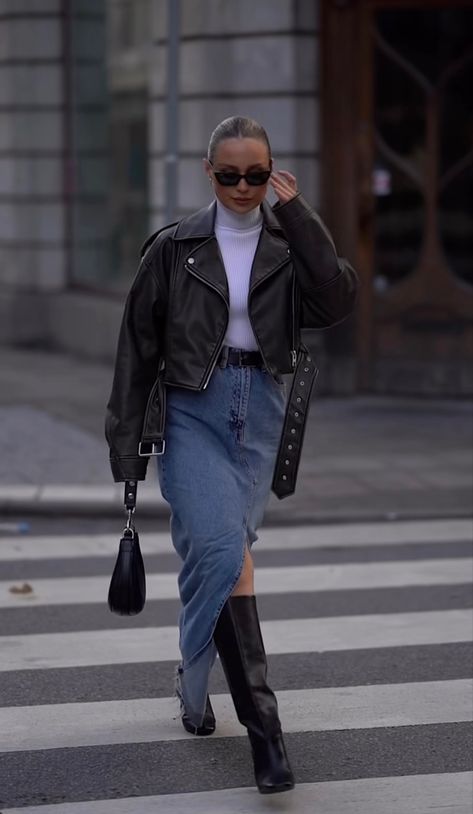 Denim Skirt Leather Jacket, Denim Midi Skirt Outfit Autumn, Denim Skirt With Leather Jacket, Denim Midi Skirt Outfit, Blue Skirt Outfits, Minimalist Wardrobe Capsule, Denim Skirt Fashion, Jacket Outfit Women, Long Denim Skirt