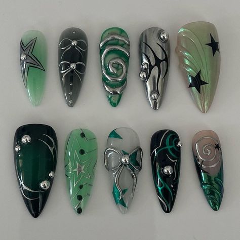 Dark Blue Green Nails, Green Grunge Nails, Goth Green Nails, Nail Ideas Fairy Grunge, Y2k Nails Green And Black, Dark Green Nails Designs, Green Alt Nails, Green Goth Nails Grunge, Dark Green Nails