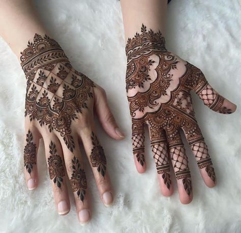 Simple Mehndi Designs New Style, Minimalist Mehendi Designs Front Hand, Henna Designs For Small Hands, Mehendi Front Hand, Mehndi Design For Palm, Mehndi Designs Simple Front Hand, Small Henna Designs Hand, Mehndi Design For Beginners, Henna Designs Front Hand