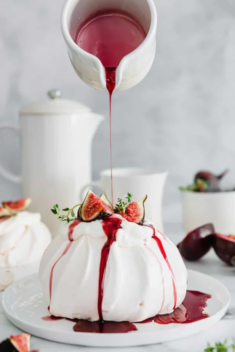 Plum Syrup, Cake Photography, Köstliche Desserts, Pavlova, Healthy Dessert, Meringue, Just Desserts, Food Styling, Sweet Dreams