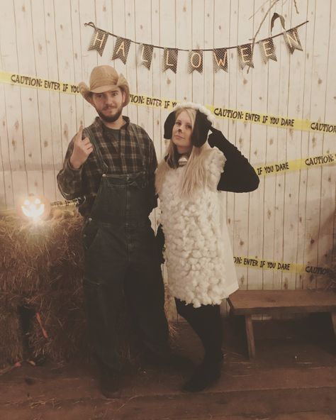 Farmer and his sheep. Couple costume! Cow And Farmer Costume Halloween, Country Costume, Farmer Halloween, Farmer Costume, Family Costume Ideas, Country Costumes, Farmer Family, Lamb Costume, Sheep Costumes