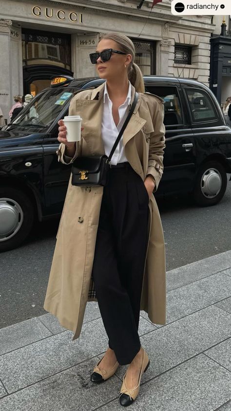 Eleve seus looks de trabalho com um trench coat! Elegante, prático e perfeito para os dias mais frios. #trenchcoat #looktrabalho #modafeminina #ootd #modafeminina #lookdodia #estilo #fashion #outfit #styleinspiration #trenchcoat #tendencia #workwear #casualstyle Sommer Strand Outfit, Trench Coat Fall, Ballet Flats Outfit, Closet Basics, Adrette Outfits, Stile Boho Chic, Work Women, How To Look Expensive, Street Jacket