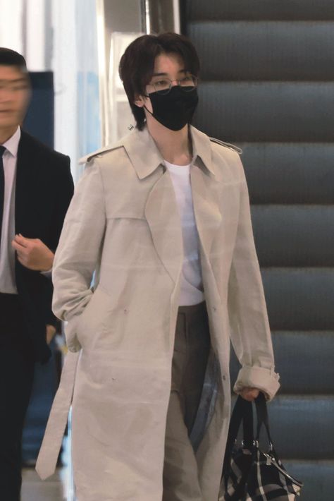 Wonwoo Airport Fashion, Wonwoo Airport, Jeon Wonwoo, Seventeen Wonwoo, Airport Fashion, White Jacket, Airport Style, Seventeen, How To Wear