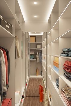 Small Dressing Rooms, Dressing Room Closet, Walking Closet, Dream Closet Design, Closet Design Layout, Walk In Closet Design, Bedroom Ideas For Couples, Closet Renovation, Desain Furnitur Modern