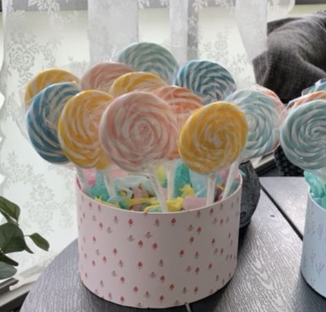 Ideas lollipop party box Lollipop Display Ideas, Santa Grotto, Arabian Party, Lollipop Display, Lollipop Party, Rainbow Lollipops, Christening Ideas, Rainbow Theme Party, Candyland Party