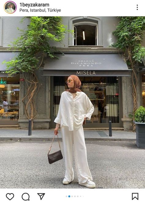 Hijabi Influencer, White Pants Outfit Summer, Modest Poses, Modest Pants, Clean Outfit, Modest Shirt, Clean Girl Outfits, Muslim Outfit, Outfit Modest