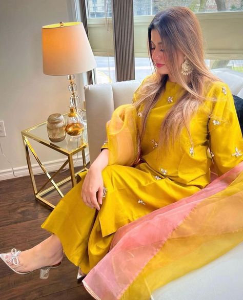 Yellow Suit For Haldi Function, Yellow Pakistani Suits, Suit For Haldi, Dress For Haldi Function, Dress Designs For Girls, Haldi Function, Simple Dress Casual, Haldi Outfits, Haldi Outfit