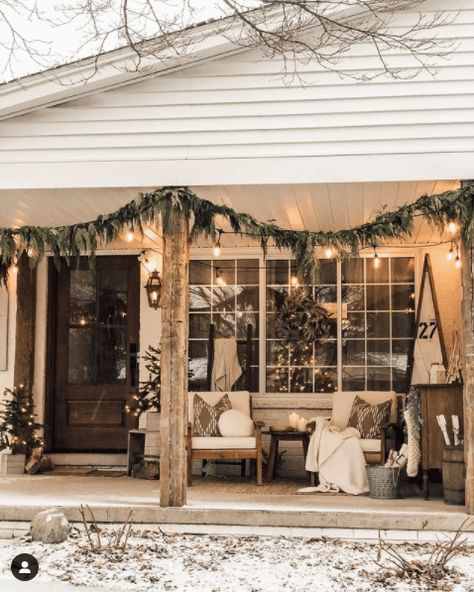 Long Porch Christmas Decor, Porch Christmas Lights, Salon Christmas, Front Porch Furniture, Garage Patio, Porch Decorating Ideas, Porch Furniture, Christmas Front Porch, Christmas Porch Decor