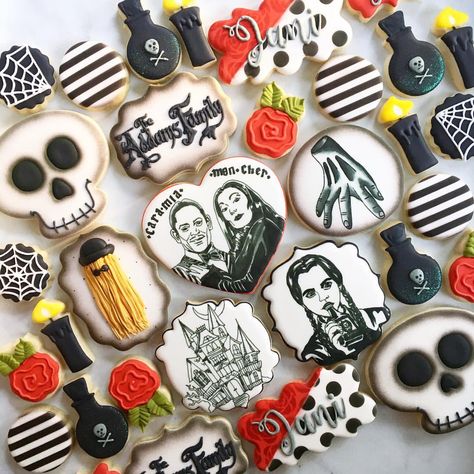 Wednesday Addams Party Ideas, Wednesday Addams Style, Wednesday Addams Party, Horror Cake, Halloween Dessert Table, Spooky Wedding, Spooky Halloween Desserts, Almost Halloween, Amazing Cookies