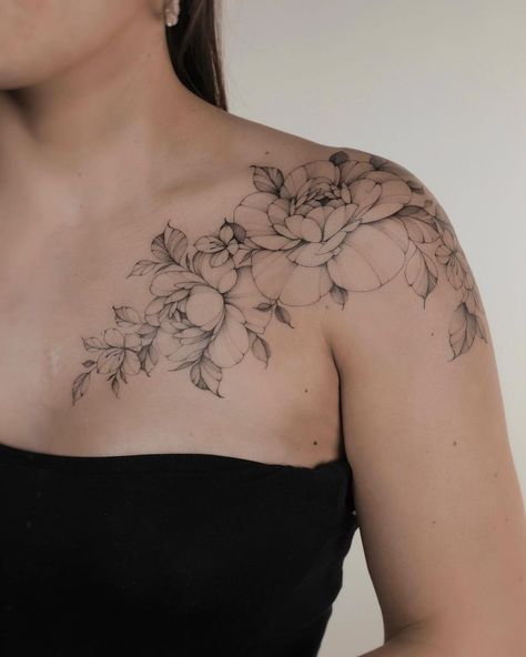 Chest Tattoo Placement, Feminine Lion Tattoo, Womens Tattoos, Feminine Shoulder Tattoos, Shoulder Cap Tattoo, Shoulder Sleeve Tattoos, Flower Shoulder Tattoo, Artsy Tattoos, Tattoo Pics