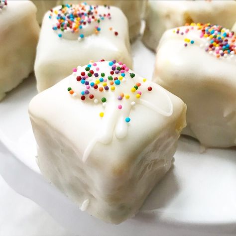 Funfetti Petit Fours Pettifor Cakes Petit Fours, Petit Four Flavors, Easy Petit Fours, Petit Fours Recipe Easy, Angle Cake, Petit Four Recipes, Poured Fondant, Mini Desert, Petite Fours