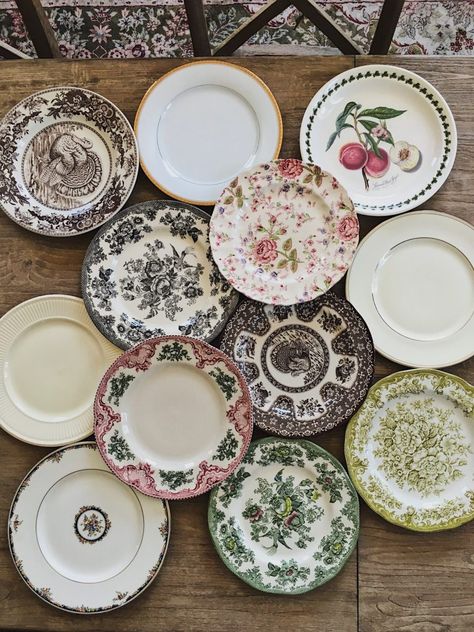 100 Year Old Home, Antique Dishes, Old Home, Vintage Tableware, Decoration Inspiration, Vintage Plates, Vintage Dishes, Deco Table, Handmade Quilts