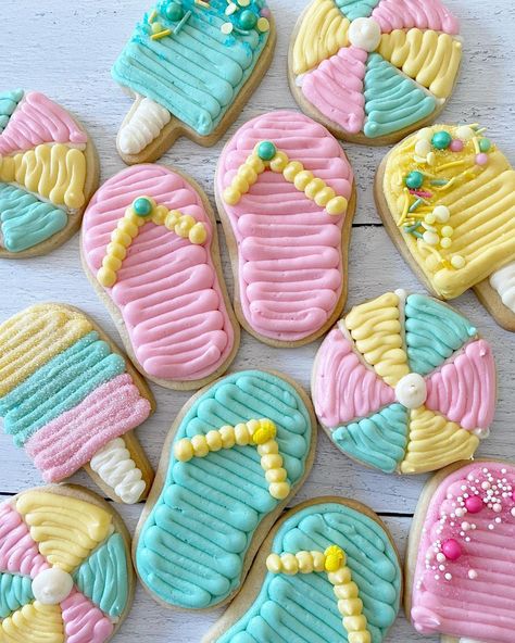 Cookie Decorating Ideas Summer, Buttercream Frosting Cookies, Patriotic Sugar Cookies, Summer Sugar Cookies, Beach Cookies, Buttercream Decorating, Summer Cookies, Sugar Cookie Designs, Cutout Sugar Cookies